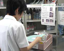注射薬の調剤をする様子