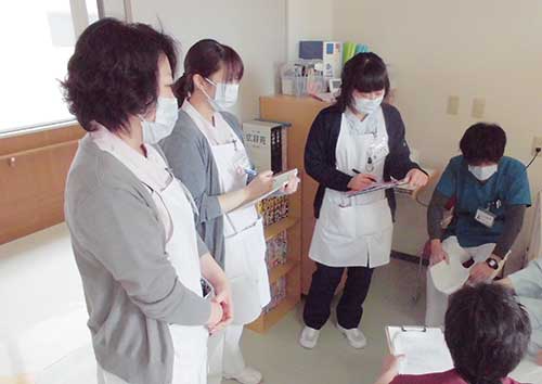 実際に患者様と話しながら、情報収集している（ラウンド）様子画像
